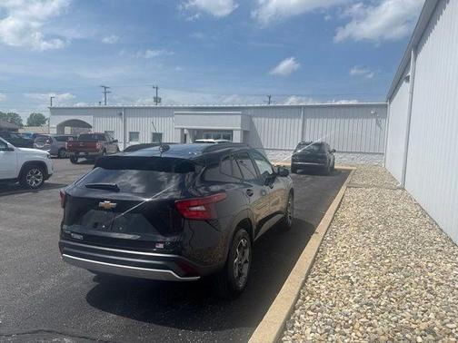 Mosaic Black Metallic 2025 Chevrolet Trax LT