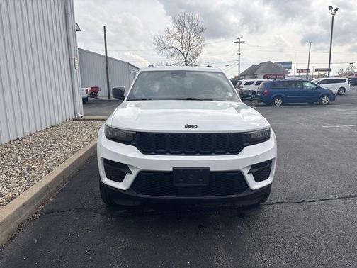 Bright White Clearcoat 2023 Jeep Grand Cherokee Altitude