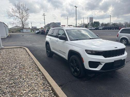 Bright White Clearcoat 2023 Jeep Grand Cherokee Altitude