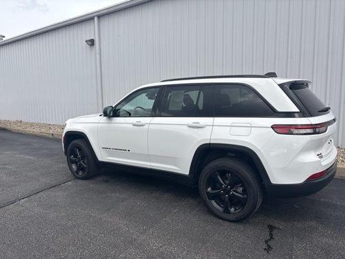 Bright White Clearcoat 2023 Jeep Grand Cherokee Altitude