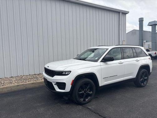 Bright White Clearcoat 2023 Jeep Grand Cherokee Altitude