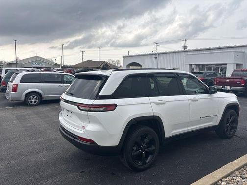 Bright White Clearcoat 2023 Jeep Grand Cherokee Altitude