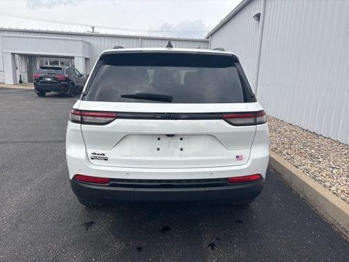 Bright White Clearcoat 2023 Jeep Grand Cherokee Altitude