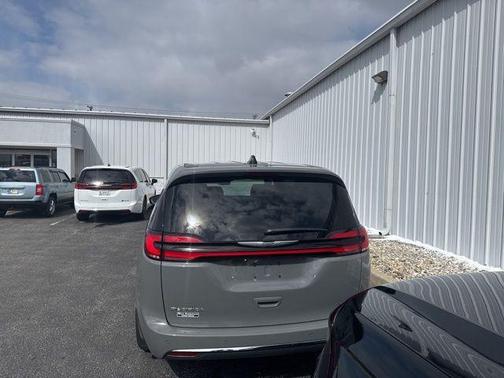 2023 Chrysler Pacifica Touring-L