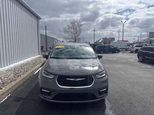 2023 Chrysler Pacifica Touring-L