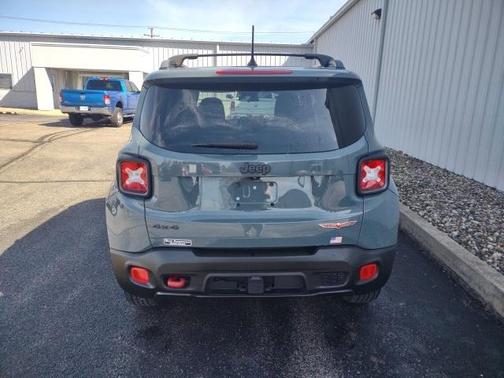 Photo 5 of 31 of 2015 Jeep Renegade Trailhawk