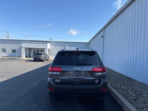 Granite Crystal Clearcoat Metallic 2019 Jeep Grand Cherokee Laredo E