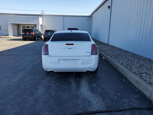 Photo 5 of 19 of 2014 Chrysler 300 S