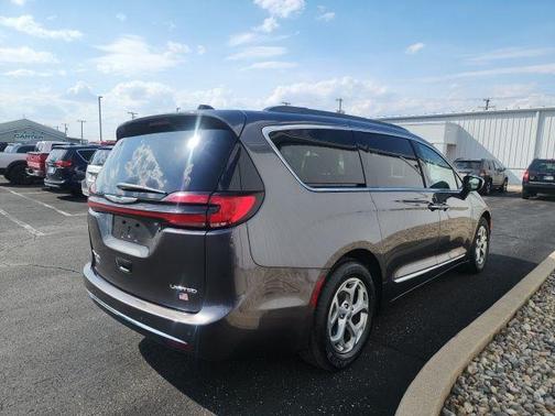 Granite Crystal Clearcoat Metallic 2023 Chrysler Pacifica Limited