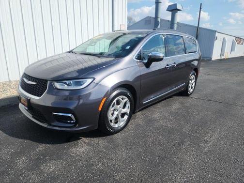 Granite Crystal Clearcoat Metallic 2023 Chrysler Pacifica Limited