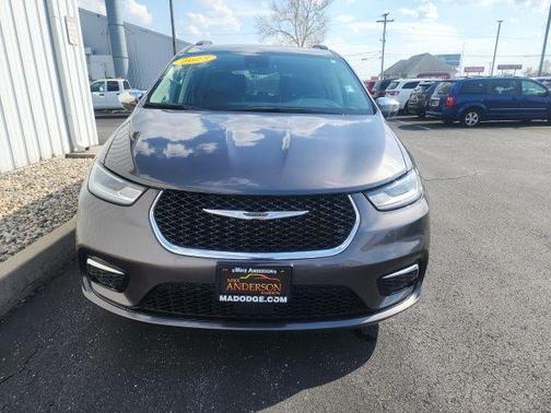 Granite Crystal Clearcoat Metallic 2023 Chrysler Pacifica Limited