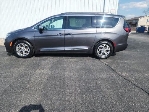 Granite Crystal Clearcoat Metallic 2023 Chrysler Pacifica Limited