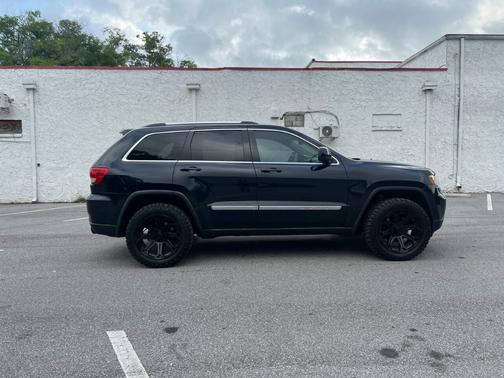 Photo 4 of 27 of 2011 Jeep Grand Cherokee Laredo