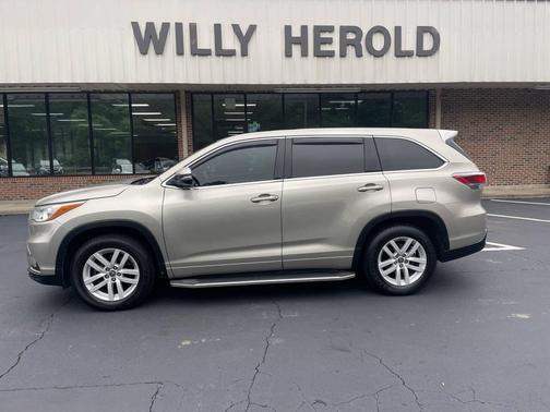Beige 2016 Toyota Highlander LE