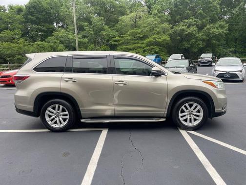 Beige 2016 Toyota Highlander LE