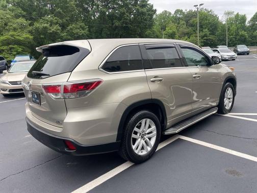 Beige 2016 Toyota Highlander LE