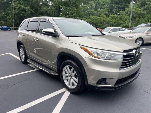 Beige 2016 Toyota Highlander LE