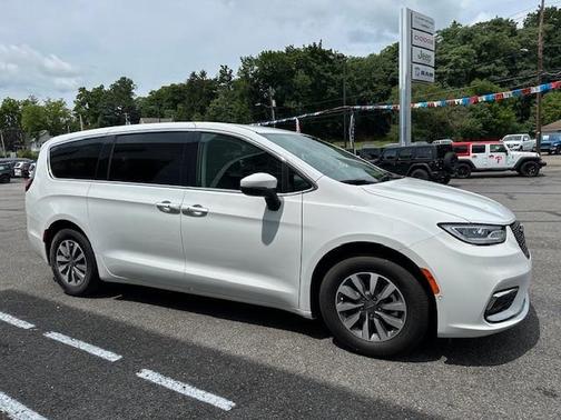 2023 Chrysler Pacifica Hybrid Touring L