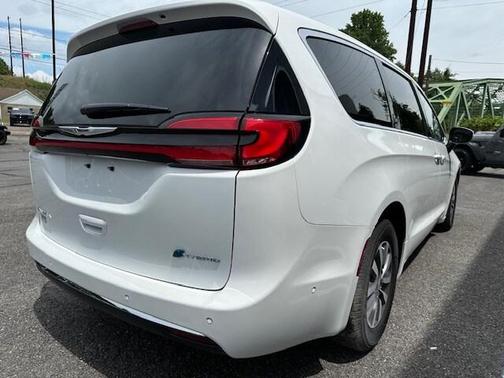 2023 Chrysler Pacifica Hybrid Touring L