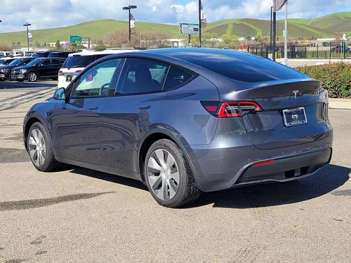 2022 Tesla Model Y Long Range Dual Motor All-Wheel Drive