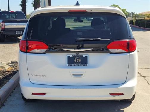 2022 Chrysler Voyager LX