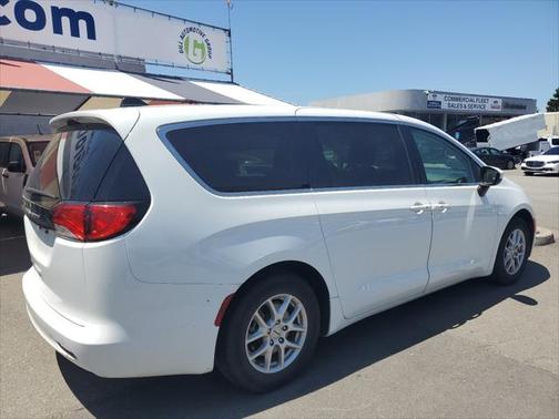 2022 Chrysler Voyager LX
