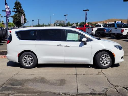 2022 Chrysler Voyager LX