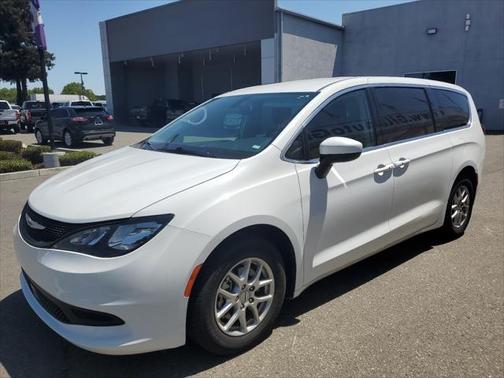 2022 Chrysler Voyager LX