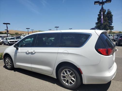 2022 Chrysler Voyager LX