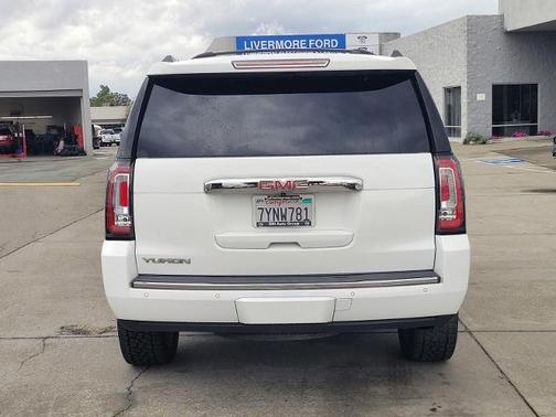 Summit White 2017 GMC Yukon DENALI