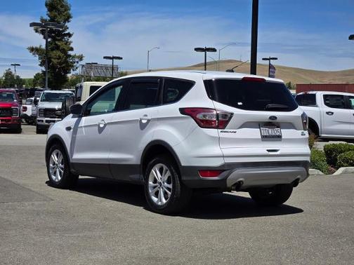 OXFORD WHITE 2017 Ford Escape SE