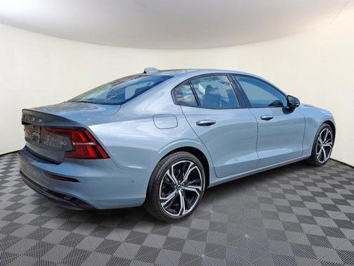 2024 Volvo S60 B5 Plus Dark Theme