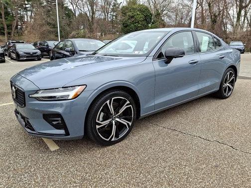 2024 Volvo S60 B5 Plus Dark Theme