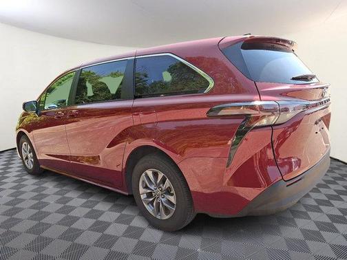 2024 Toyota Sienna LE