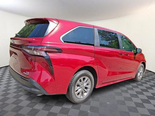 2024 Toyota Sienna LE