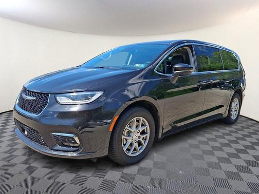 Brilliant Black Crystal Pearlcoat 2023 Chrysler Pacifica Touring L