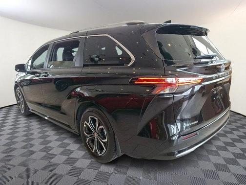 2025 Toyota Sienna Platinum 7 Passenger