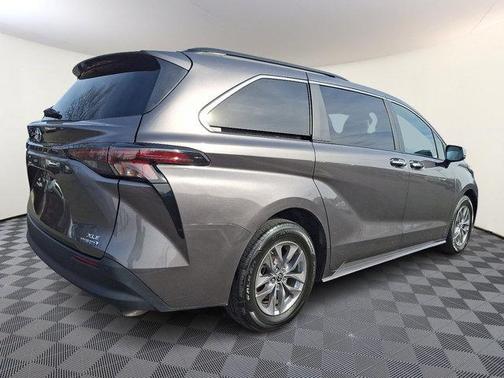 2023 Toyota Sienna XLE 7 Passenger