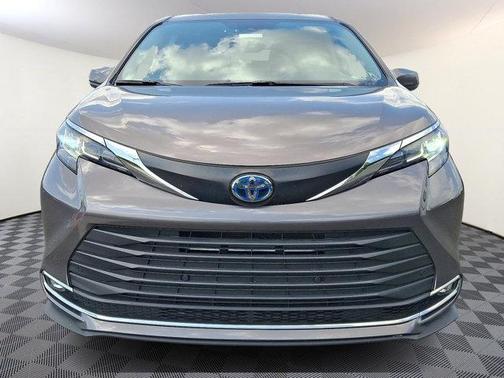 2022 Toyota Sienna XLE 7 Passenger