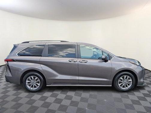 2022 Toyota Sienna XLE 7 Passenger