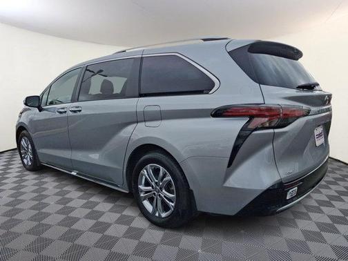2023 Toyota Sienna Platinum