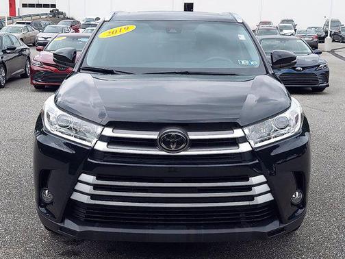 Midnight Black Metallic 2019 Toyota Highlander XLE