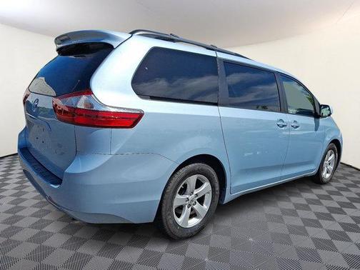 2017 Toyota Sienna LE