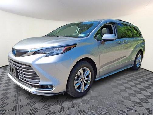 Celestial Silver Metallic 2023 Toyota Sienna XLE