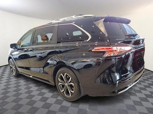 2025 Toyota Sienna Platinum