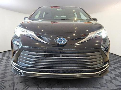 2025 Toyota Sienna Platinum