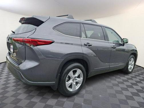 2022 Toyota Highlander LE