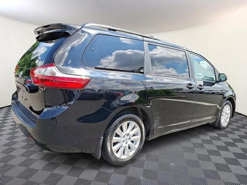2017 Toyota Sienna LE