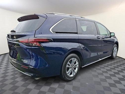 2022 Toyota Sienna Platinum 7 Passenger