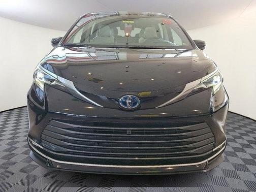 2025 Toyota Sienna Platinum